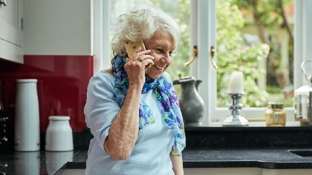 A lady on the phone to the Diabetes UK helpline